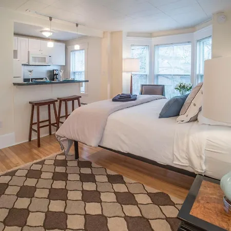 Quiet, Non Smoking West End Retreat With Free Parking Appartement